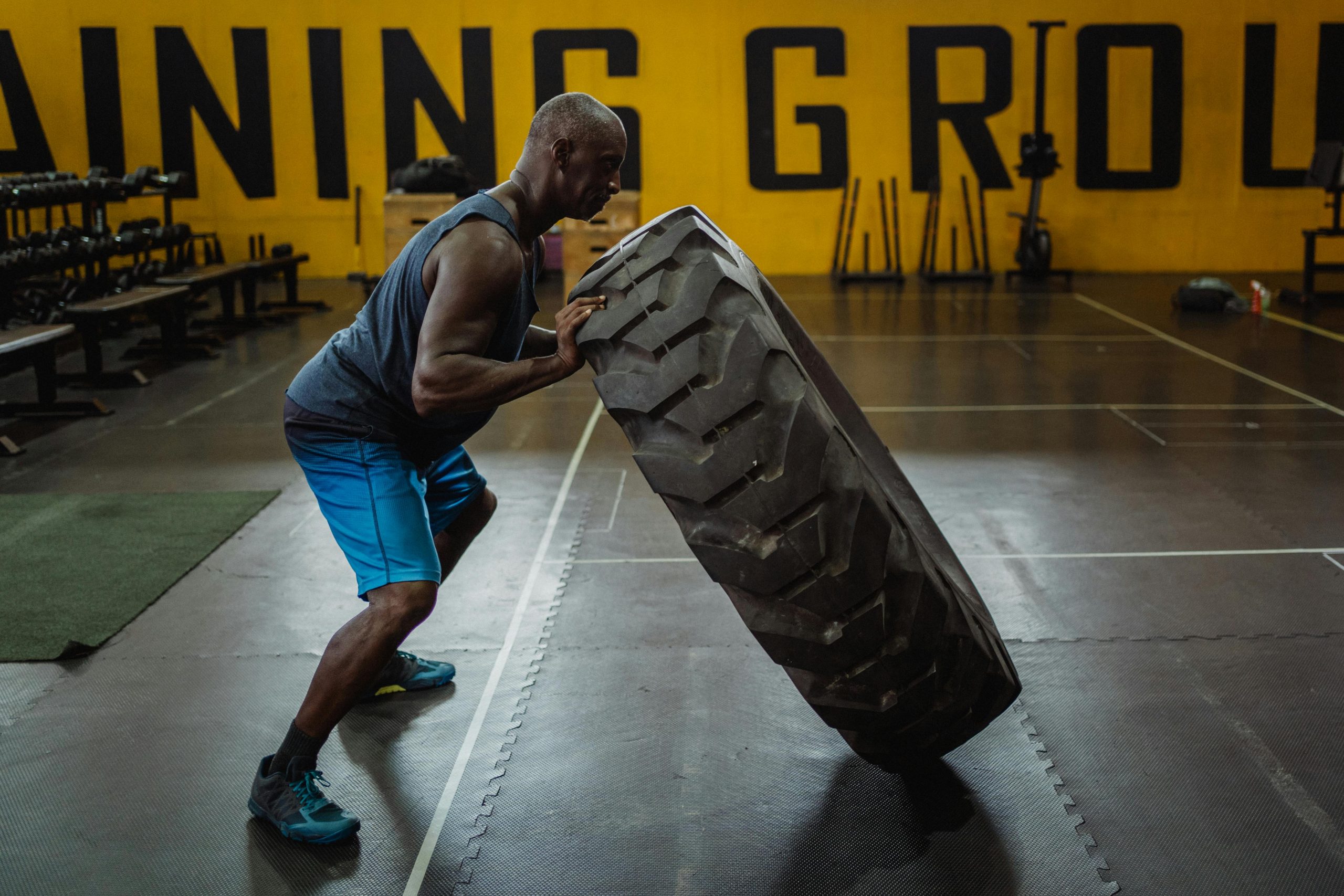 Boxeur effectuant un entraînement intensif