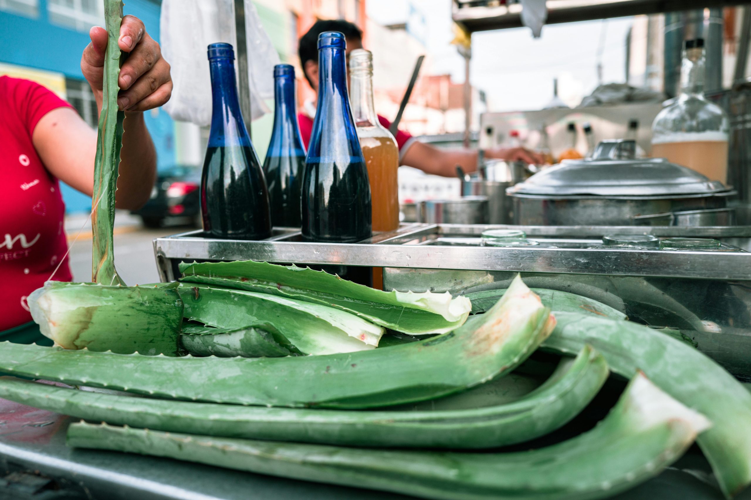 Aloe vera et divers produits à un étal de marché de rue à Trujillo, Pérou.
