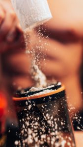 Dynamic shot of protein powder being added to a shaker, fitness concept. Photo dynamique de poudre de protéine versée dans un shaker, concept fitness.