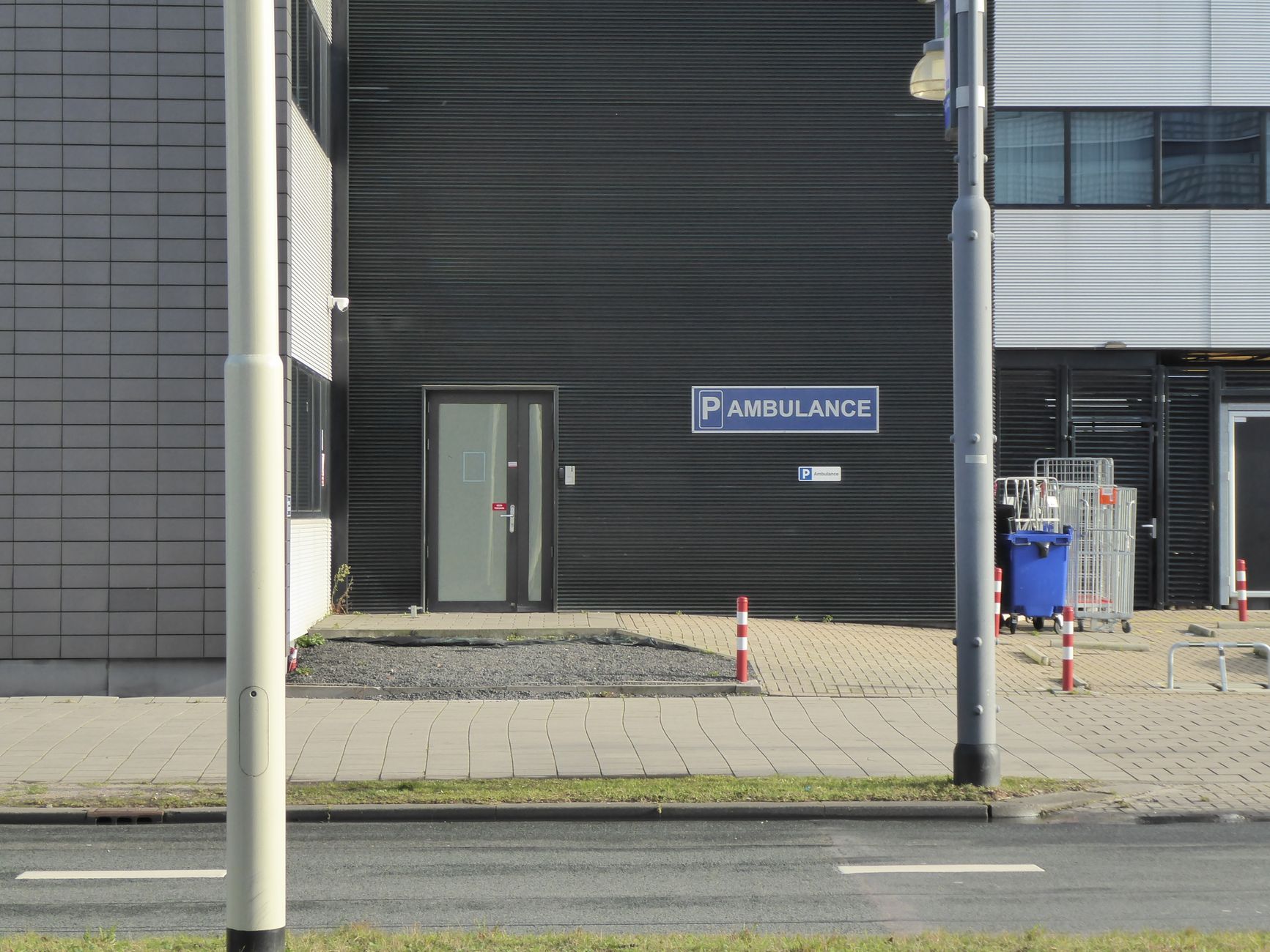 Ambulance stationnee devant un service d urgences