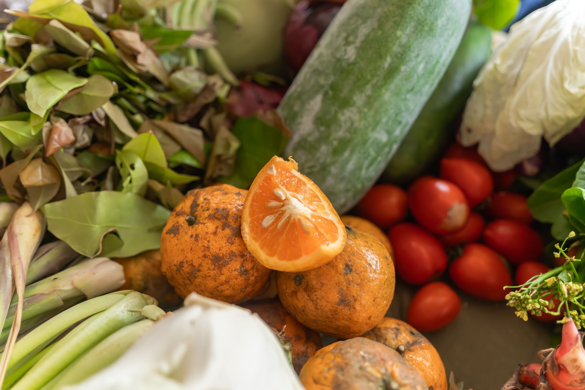 Assortiment de fruits et légumes frais pour un bon transit