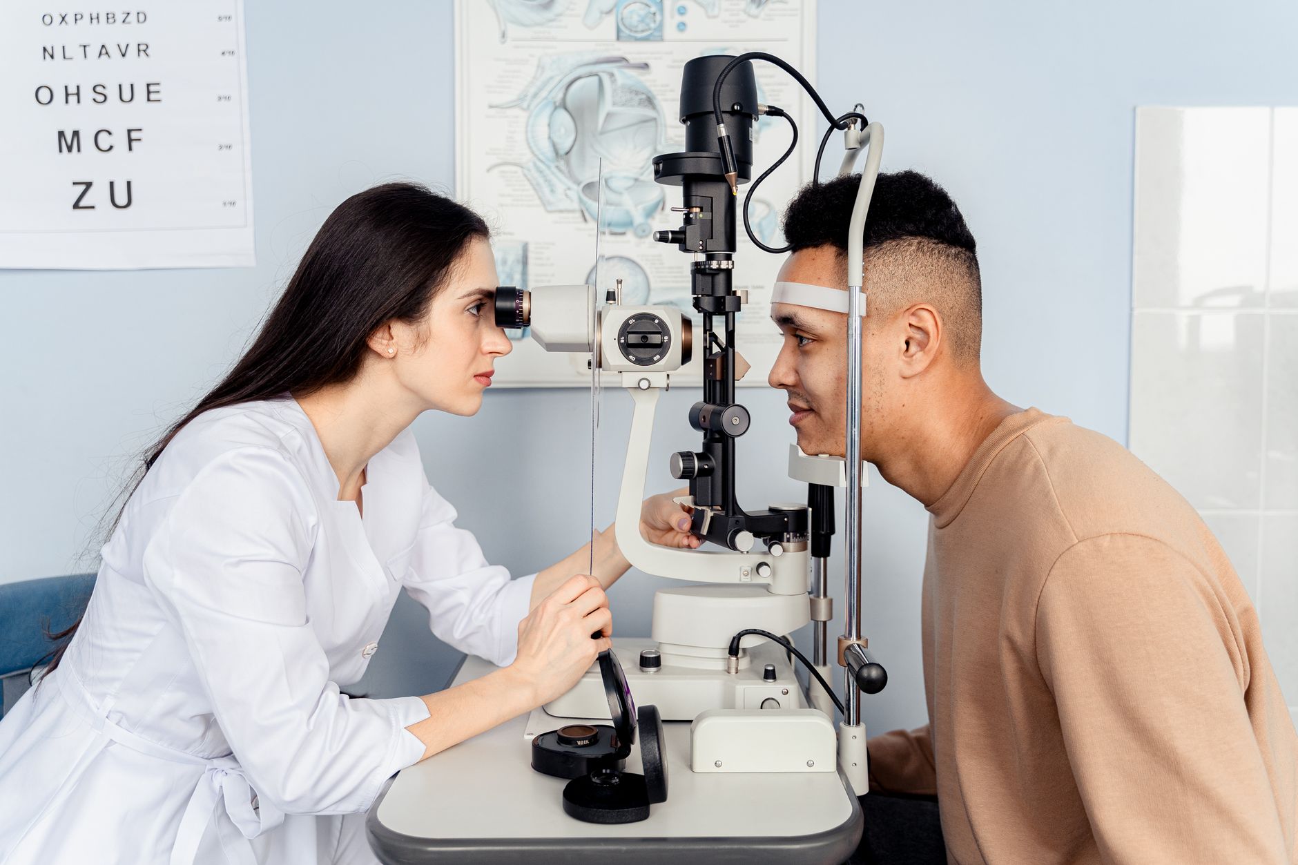 Orthoptiste réalisant un bilan visuel avec un patient