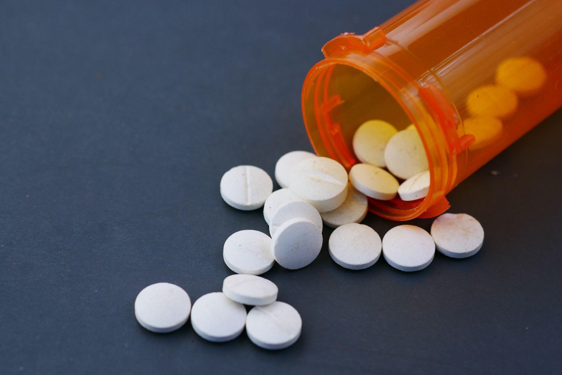 Flacon de médicament renversé avec comprimés