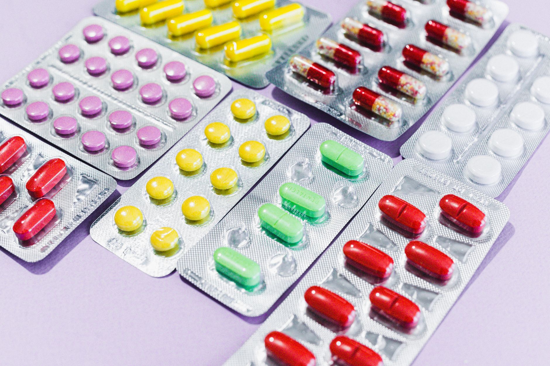 Plaquettes de médicaments de différentes couleurs