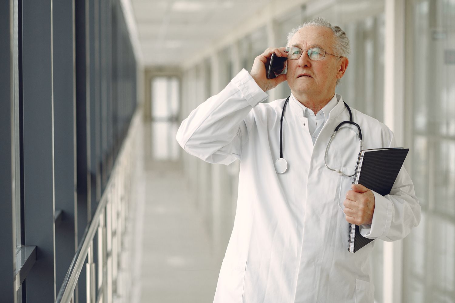Médecin en consultation avec un patient dans un couloir de clinique