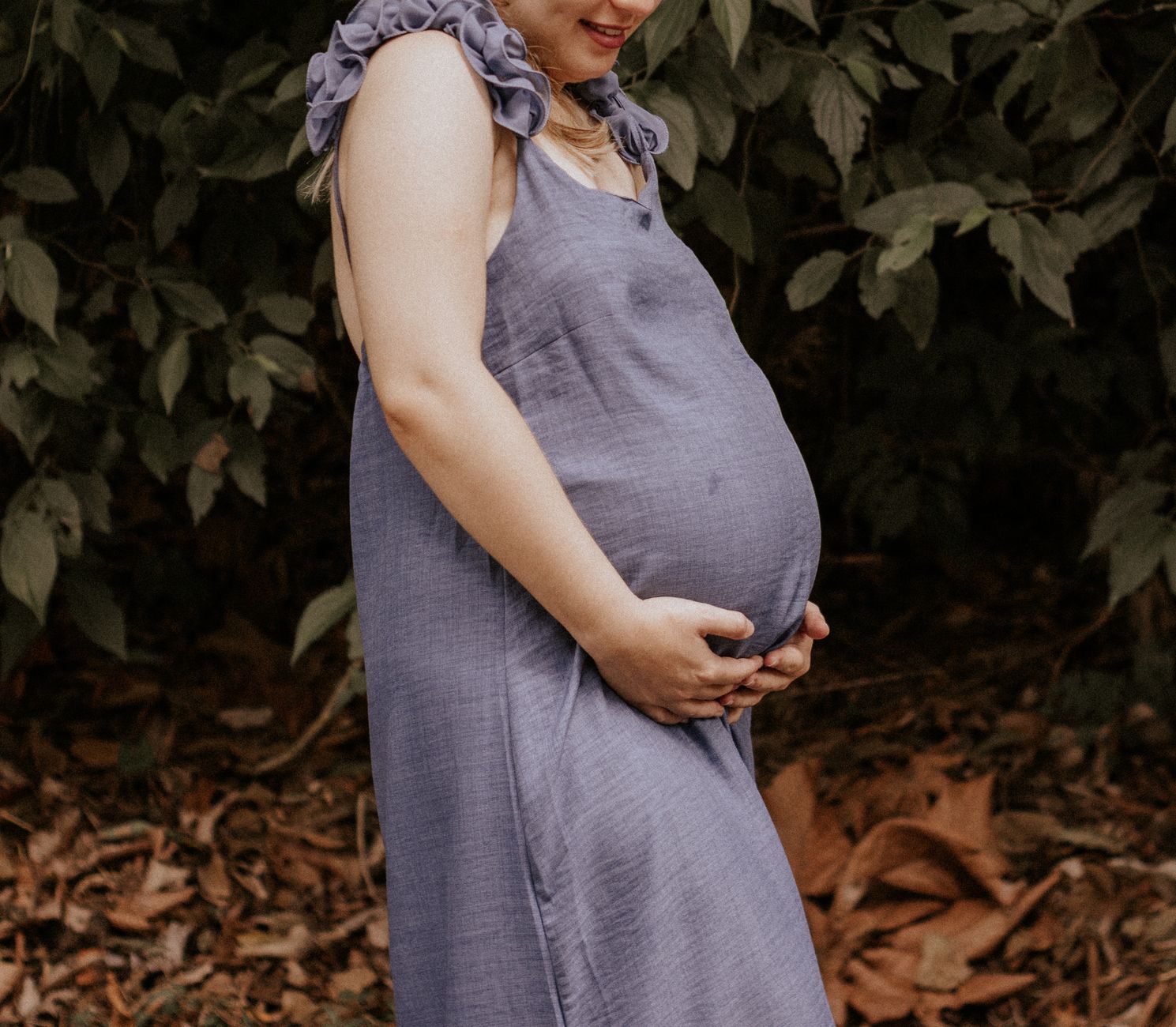 Femme enceinte se promenant en extérieur