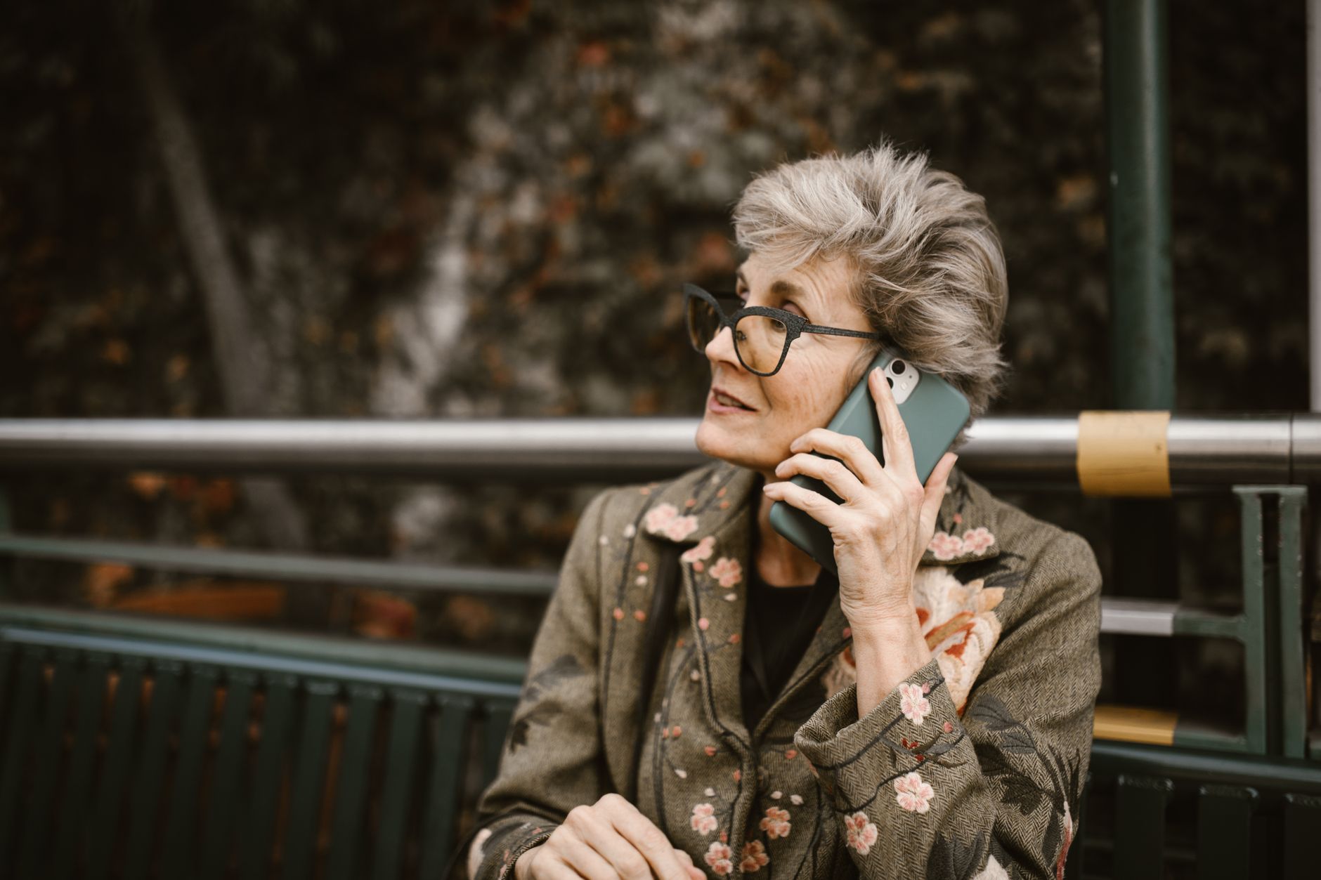 Femme senior seule chez elle au telephone