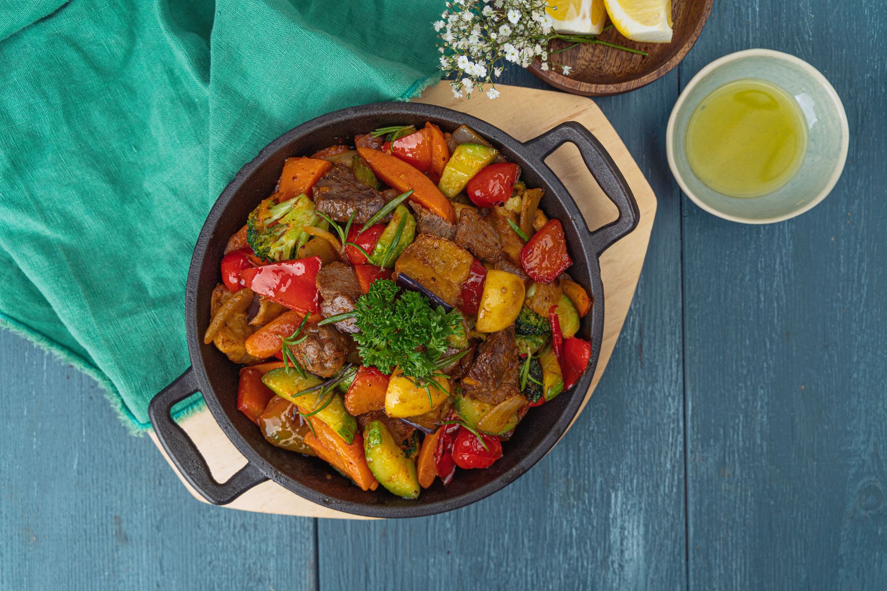 Poêle de bœuf sauté aux légumes colorés