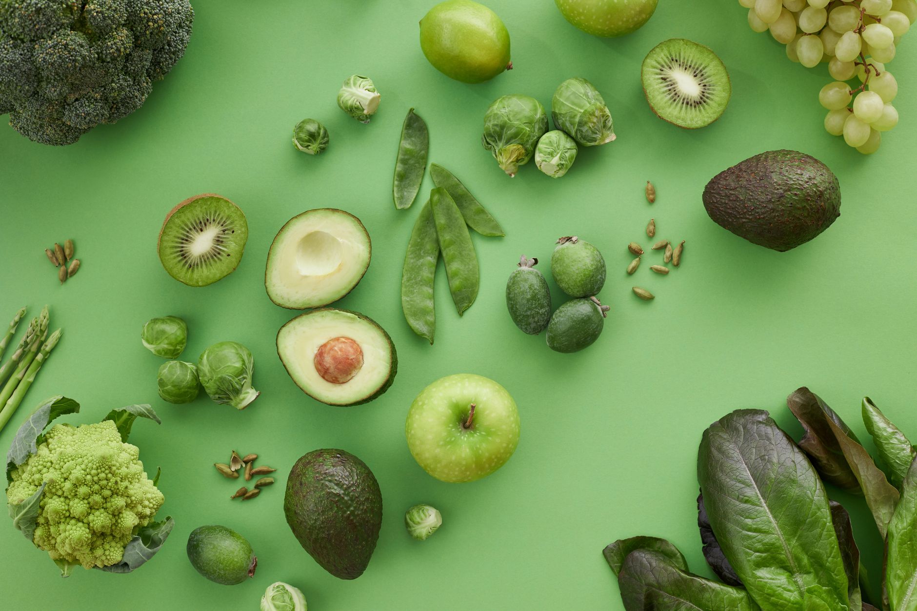 Assiette de fruits et légumes frais riches en fibres