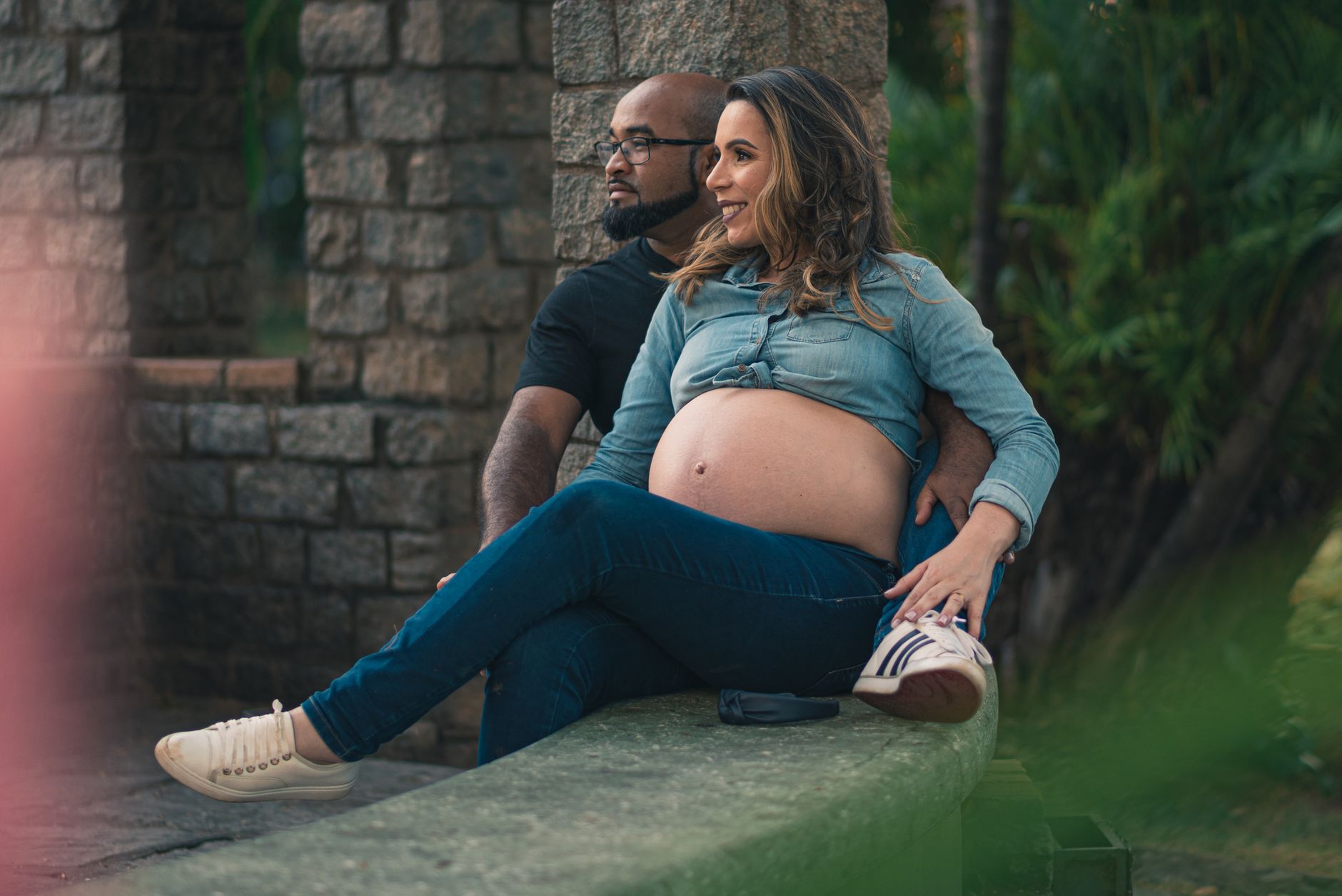 Future maman et son partenaire en extérieur