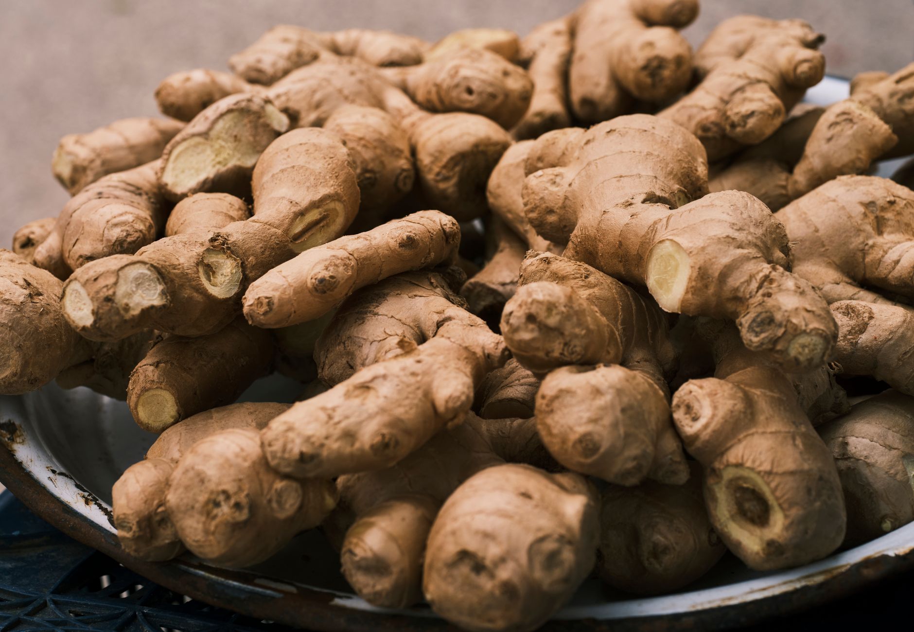 Gingembre frais dans un bol en cuisine