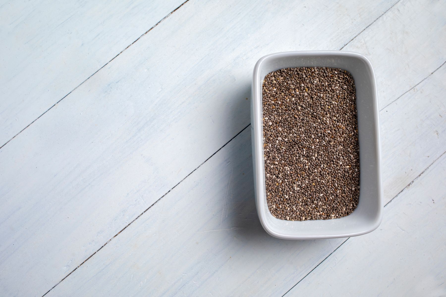 Graines de chia dans un bol en gros plan