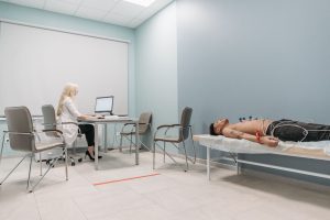 Cardiologue examinant la santé cardiaque d un patient