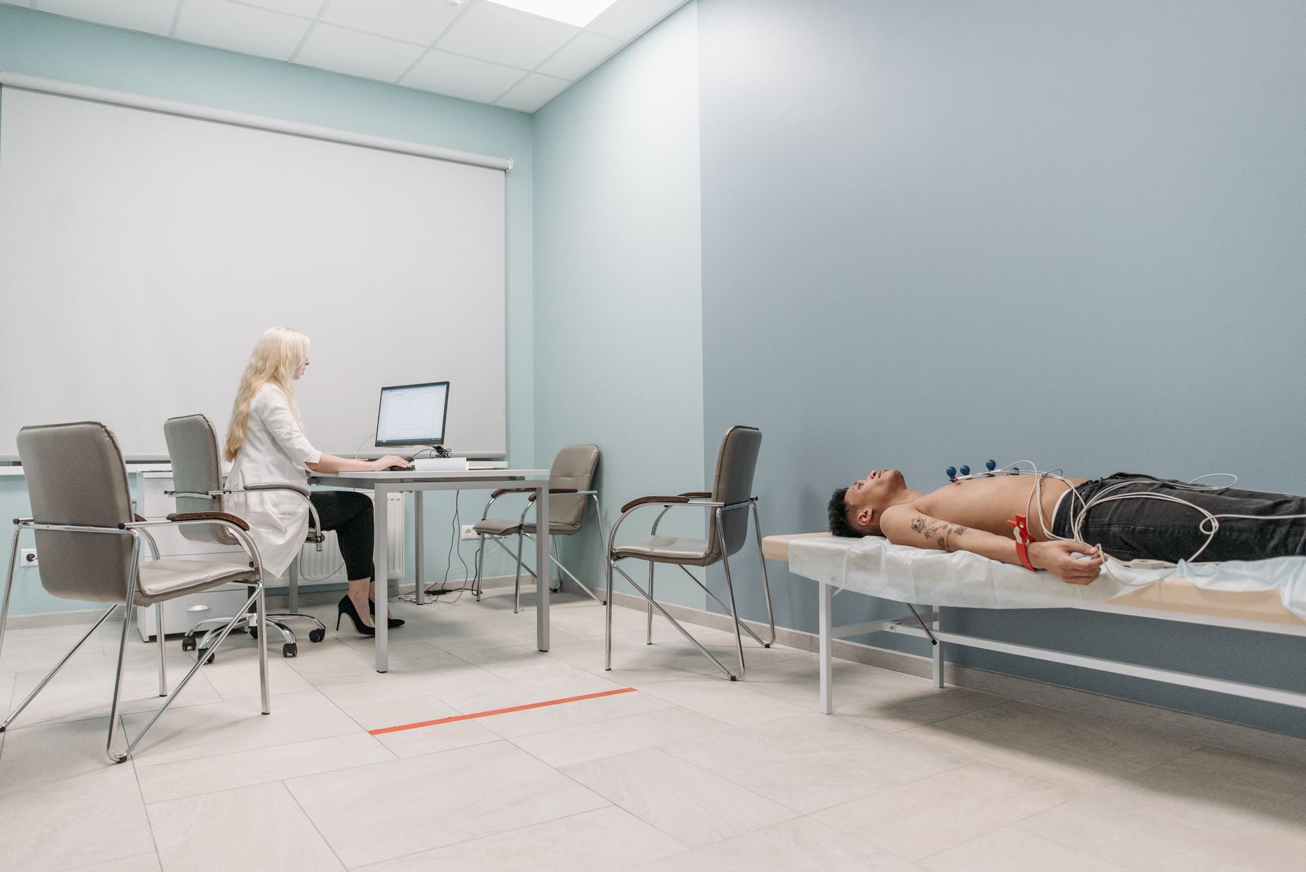 Cardiologue examinant la santé cardiaque d un patient