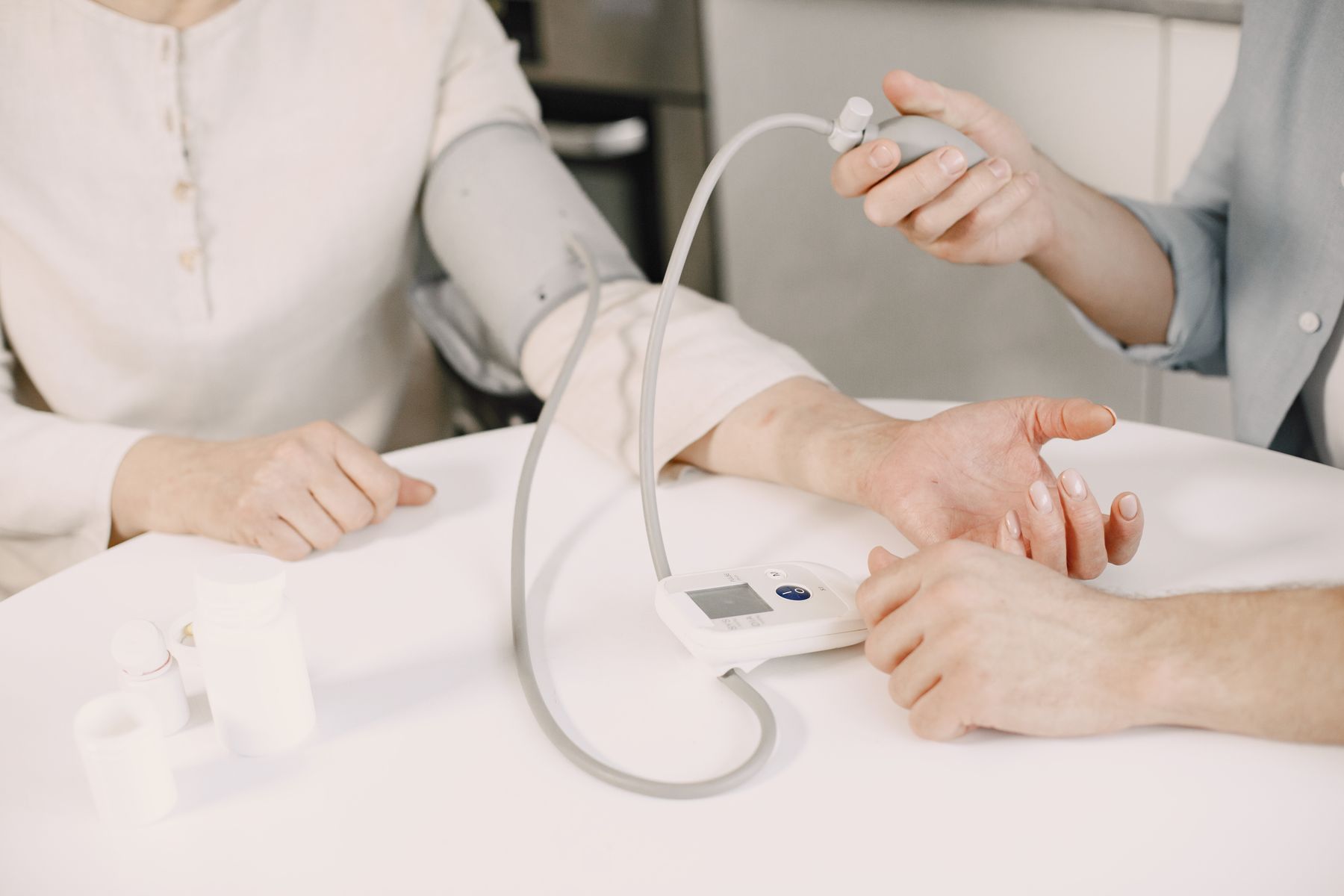 Medecin qui mesure la tension d un patient