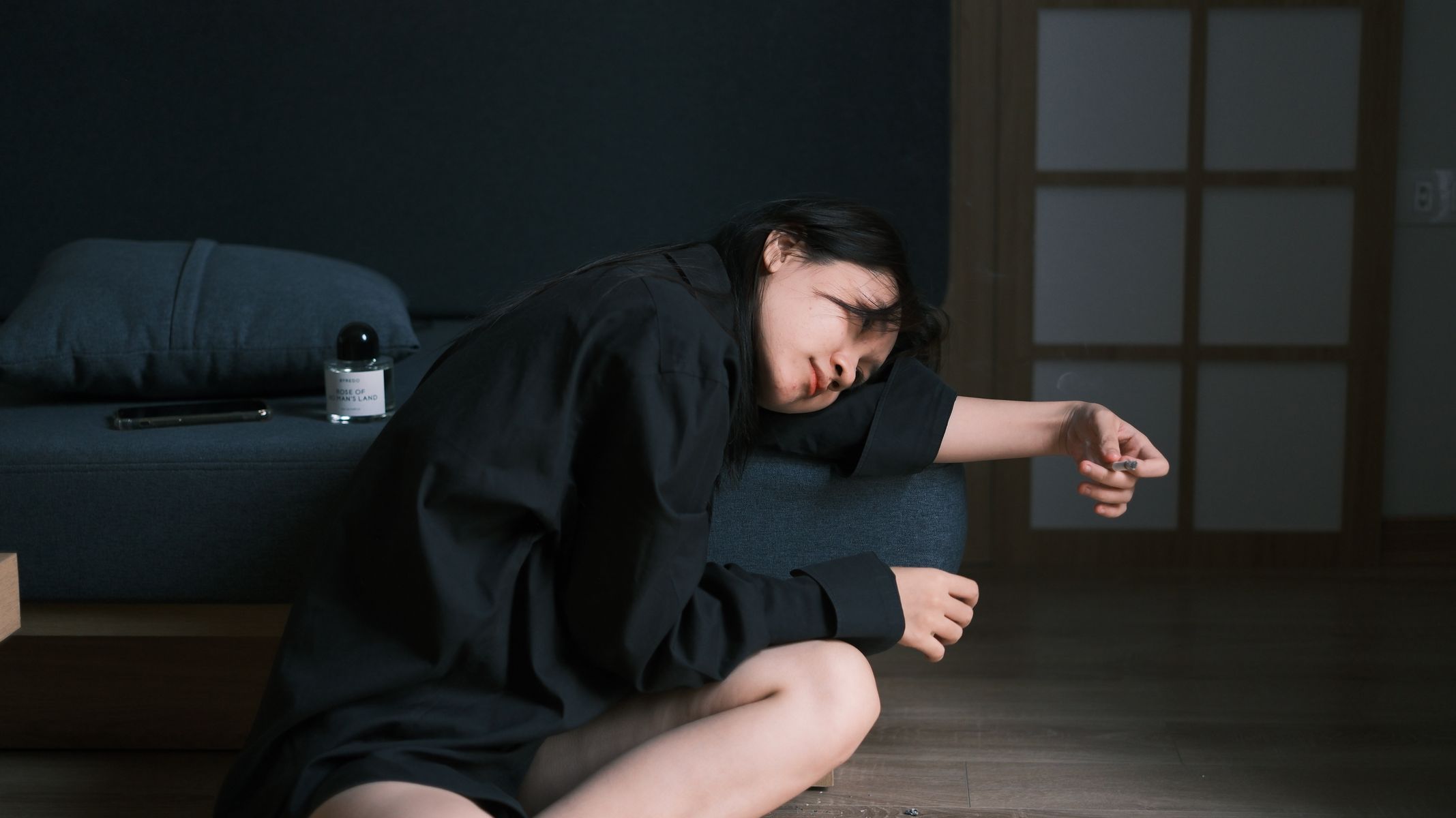 Femme au repos assise sur un canape