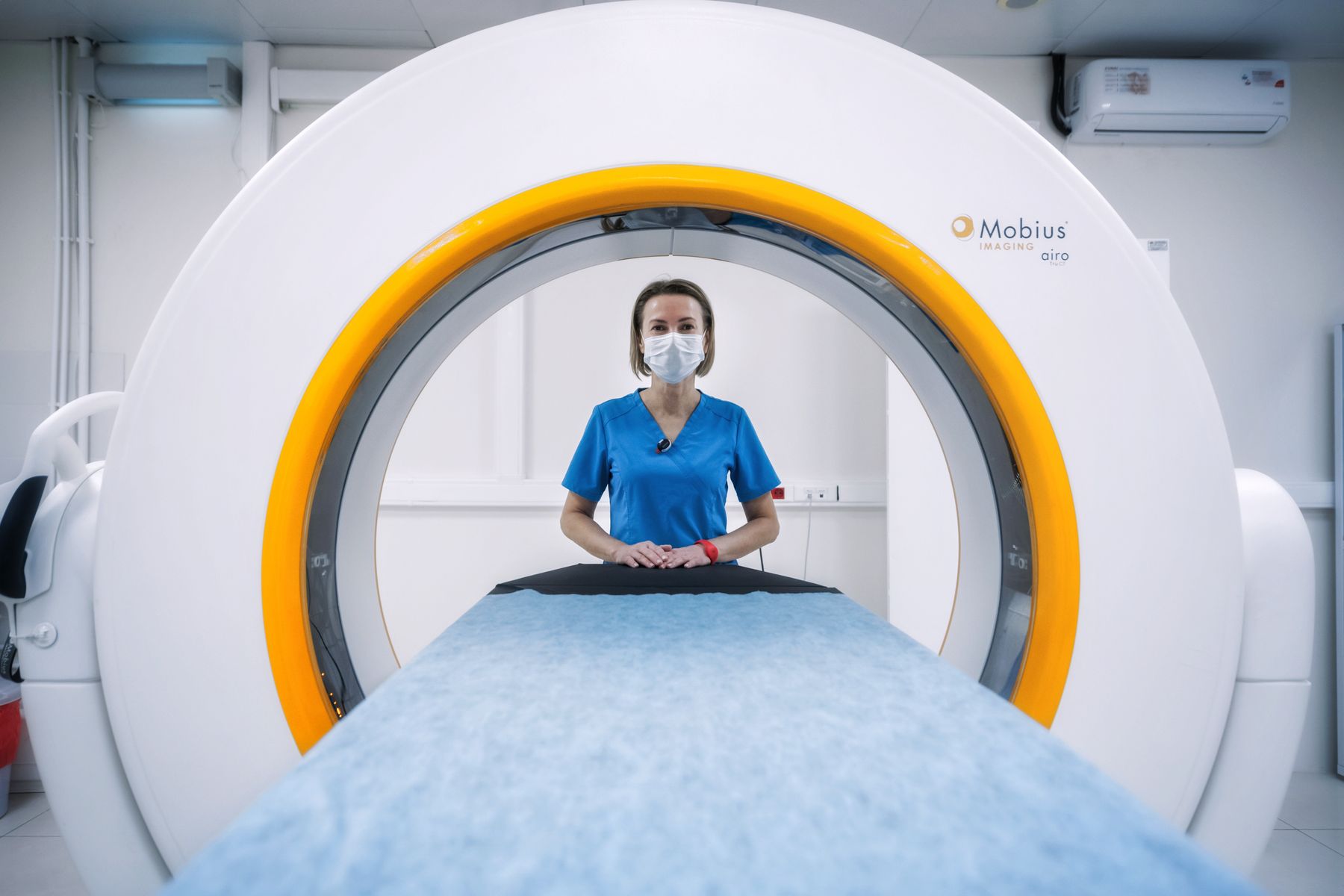 Infirmière prête pour un examen d&rsquo;imagerie devant le scanner