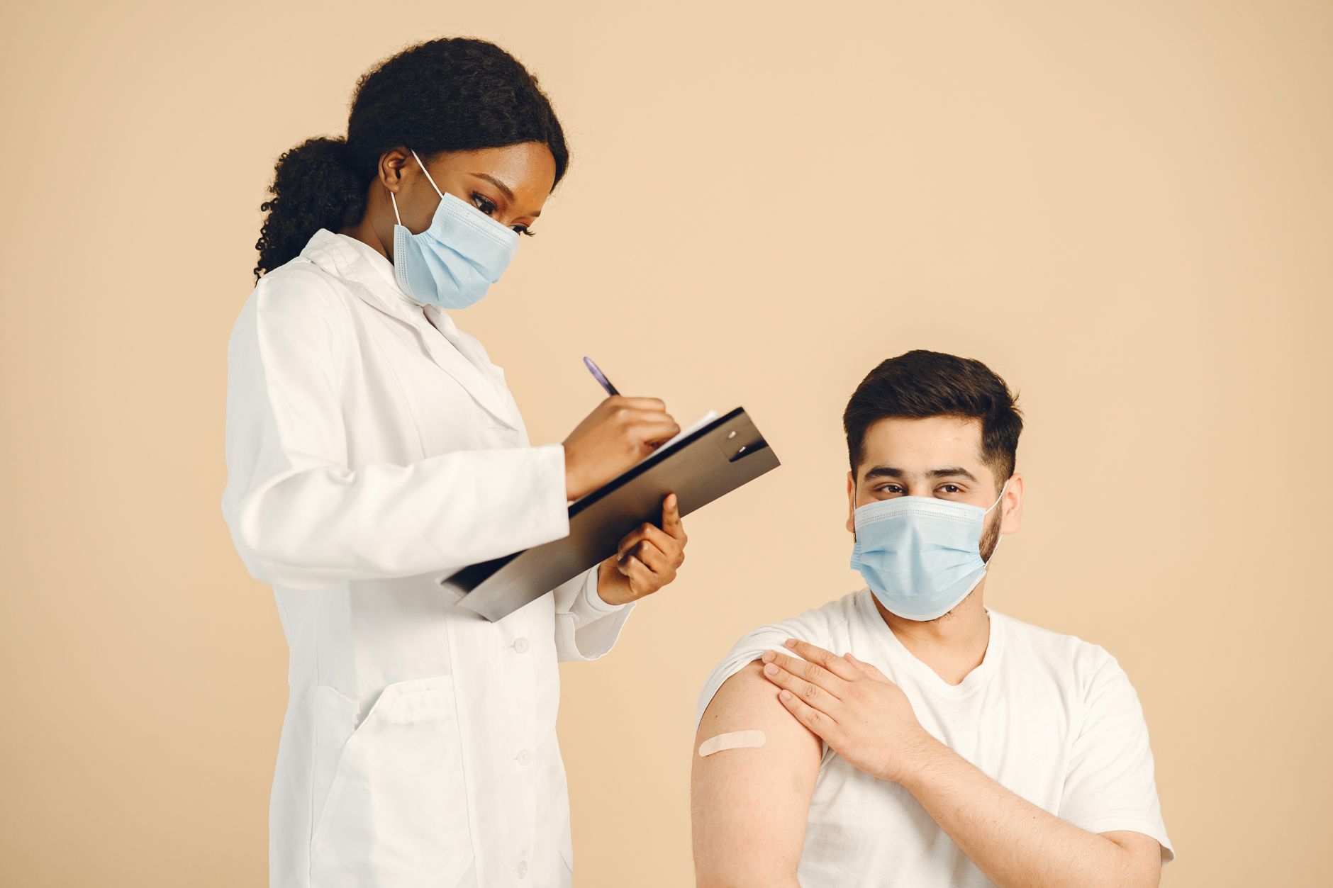 Professionnel de santé faisant une injection à un patient
