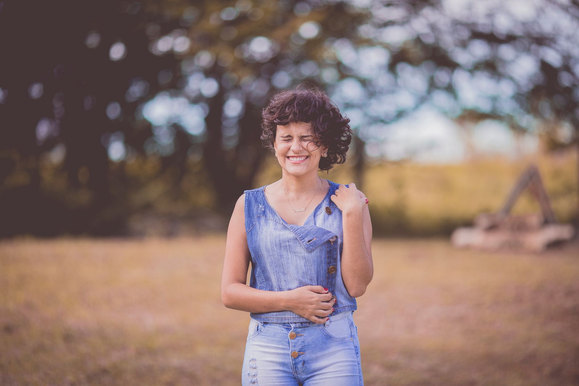 Jeune femme souriante dans un parc