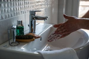 Lavage des mains sous l'eau
