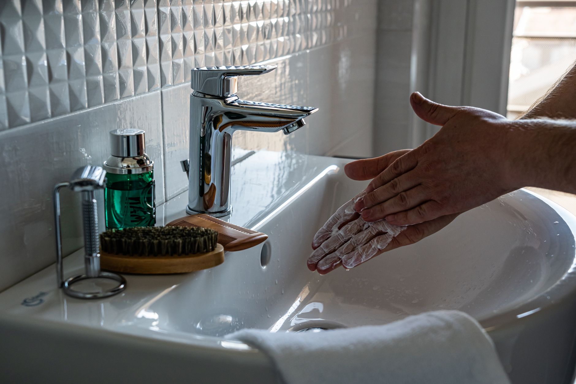 Lavage des mains sous l'eau