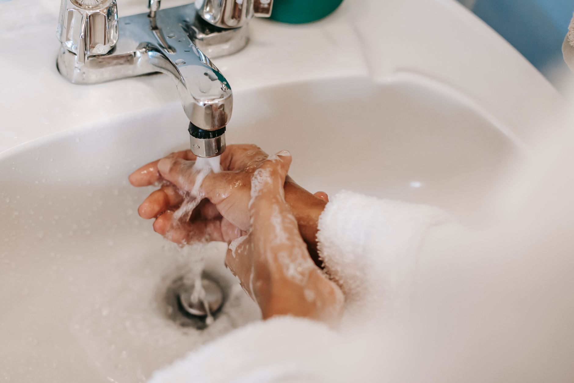 Femme se lavant soigneusement les mains au savon