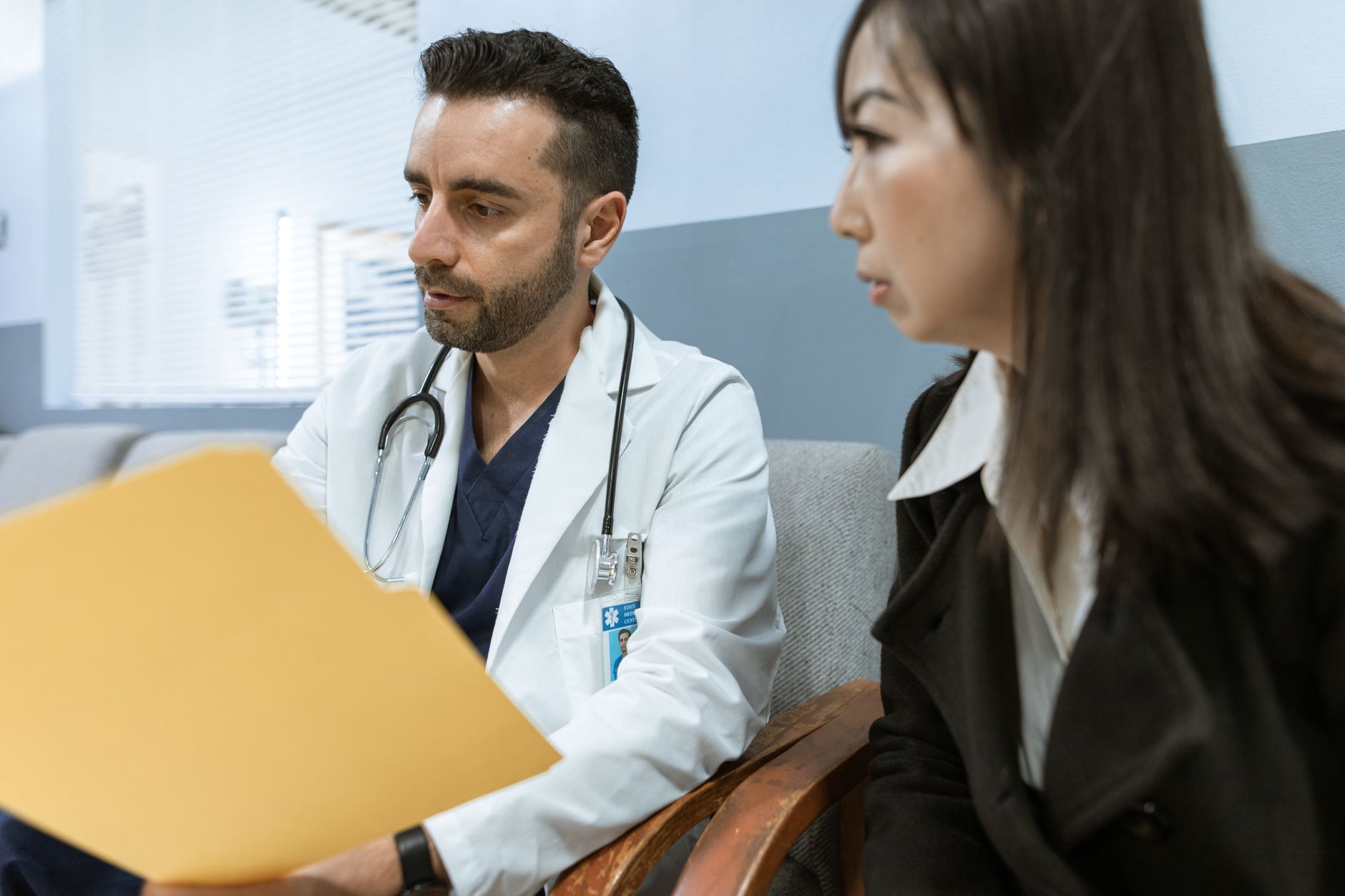Medecin en consultation avec un patient senior