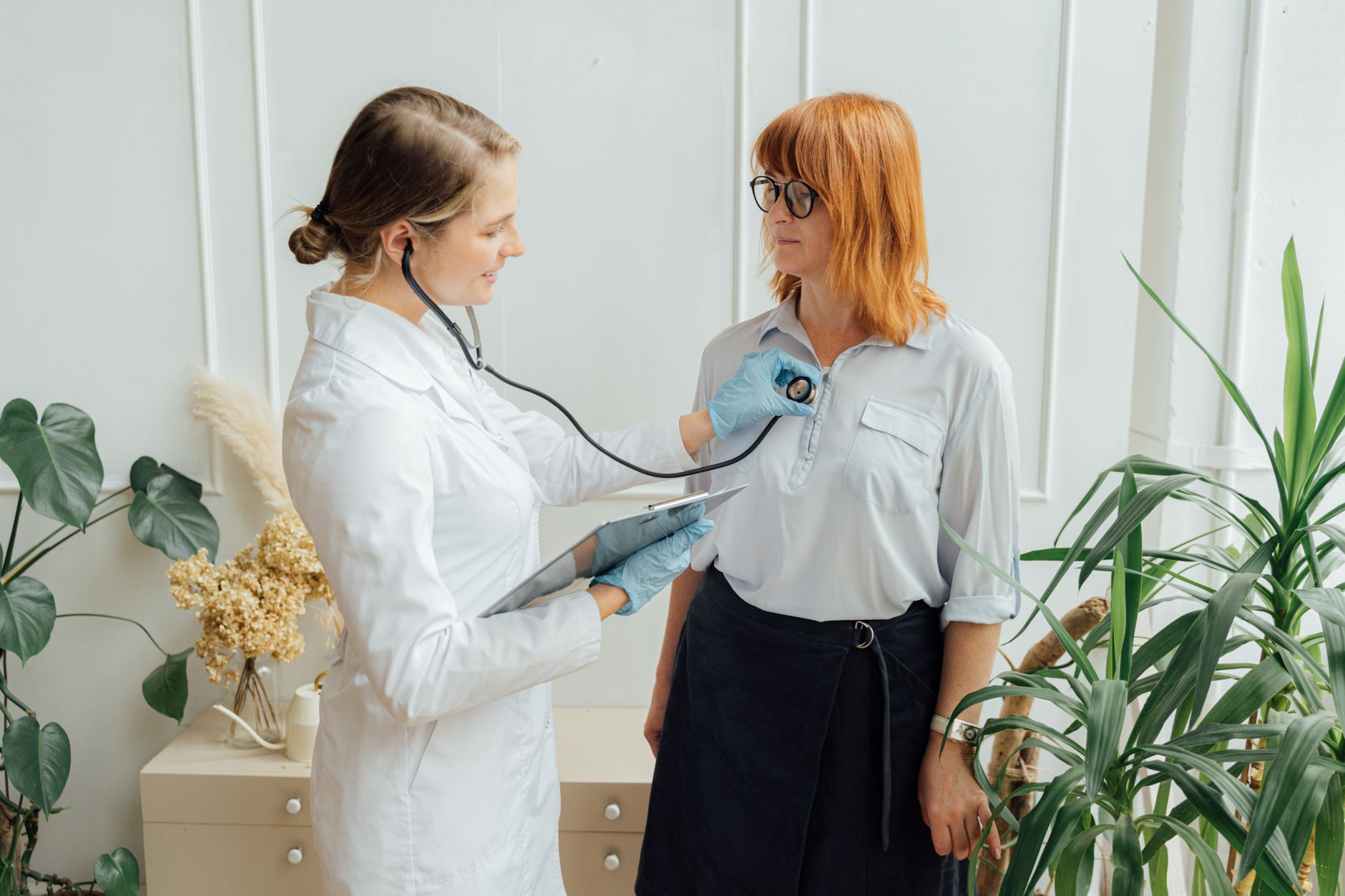 Médecin qui échange avec son patient sur ses symptômes