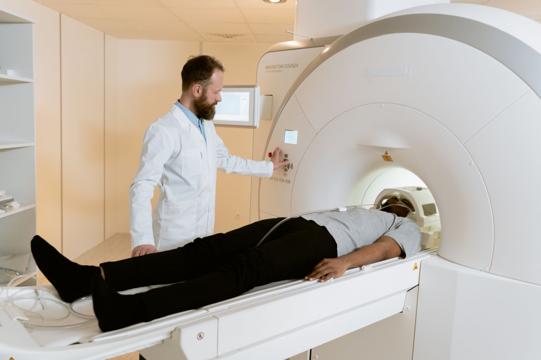 Médecin qui pilote un examen d&rsquo;imagerie en salle de contrôle