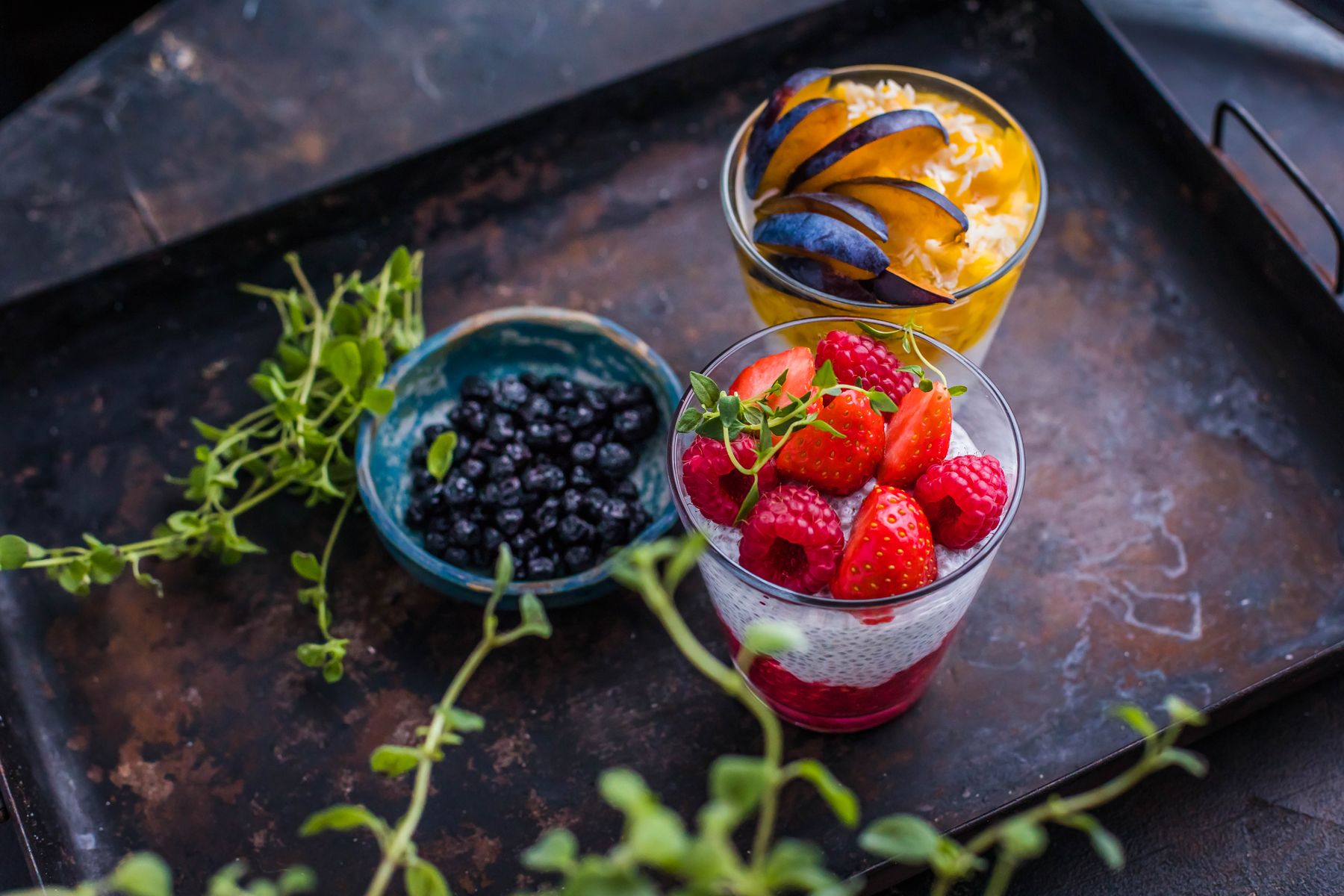 Parfait aux fruits rouges garni de graines