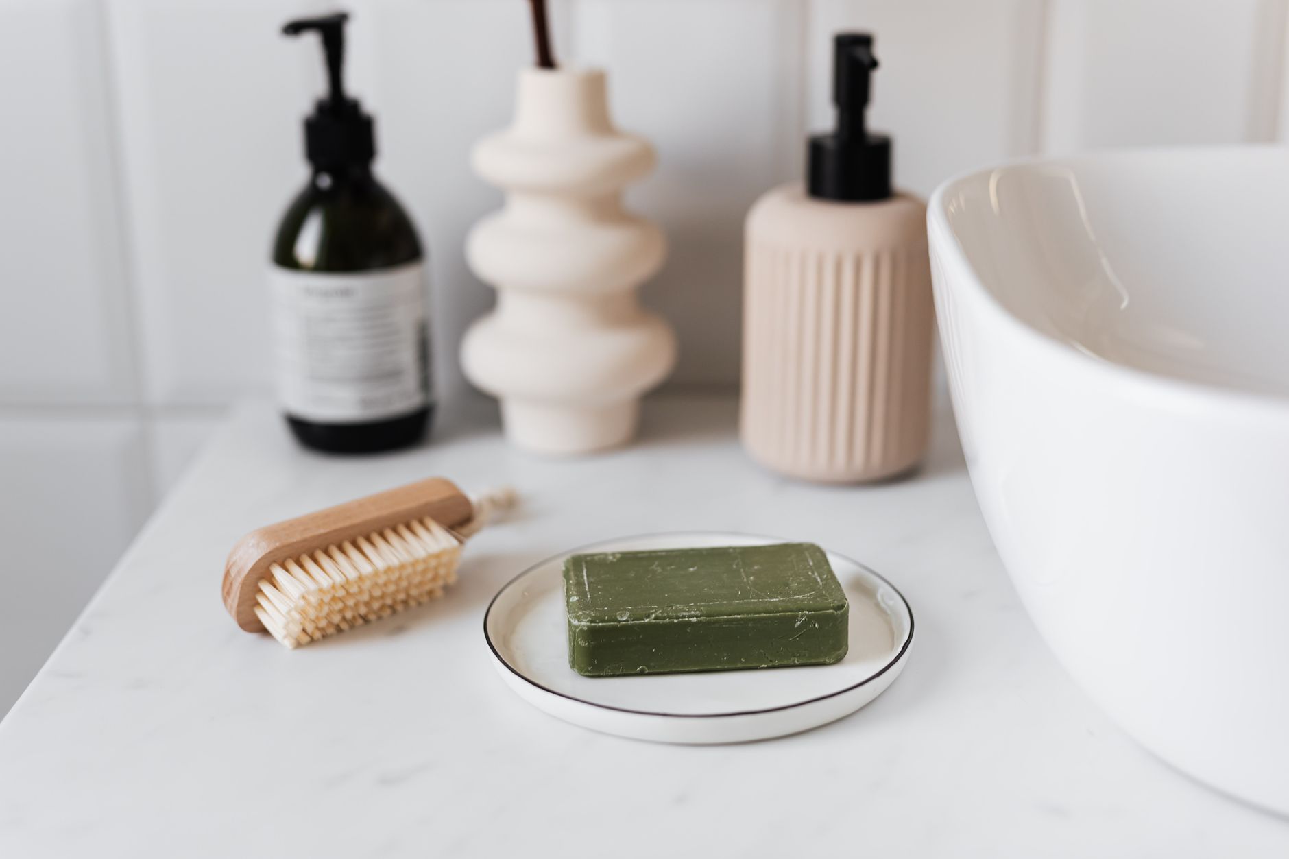 Savon naturel posé sur une coupelle en céramique