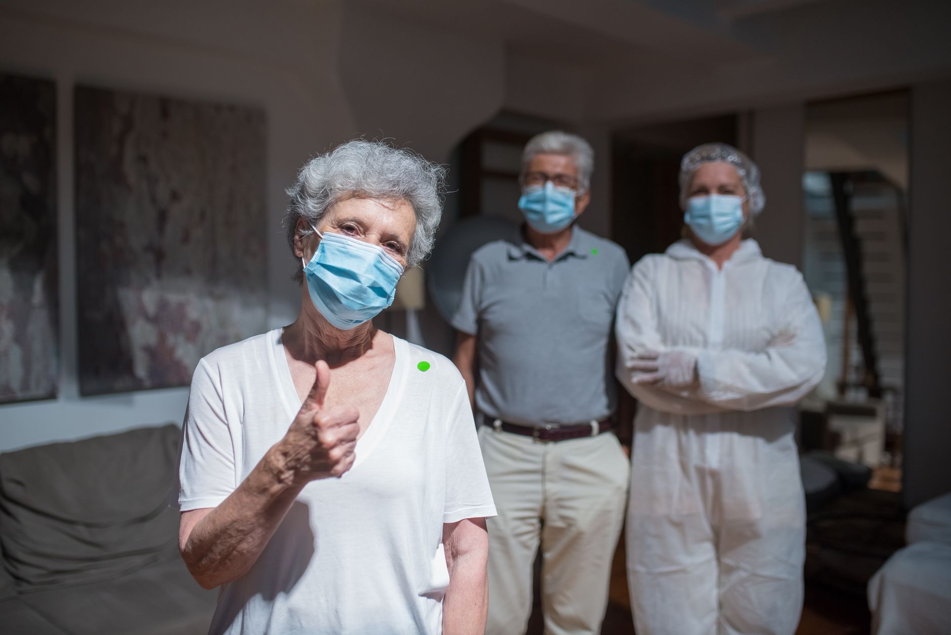 Personne âgée souriante avec un professionnel de santé masqué