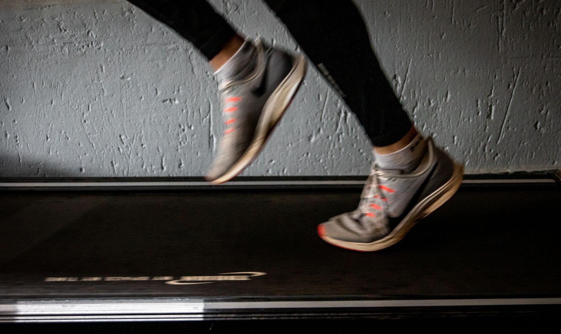 Silhouette en mouvement sur un tapis de sport