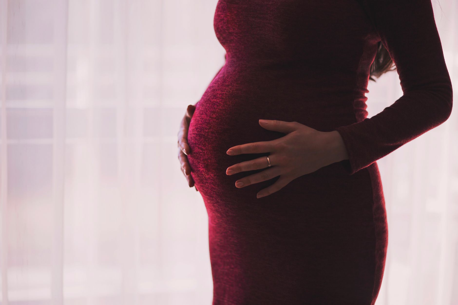 Silhouette d une femme enceinte tenant son ventre
