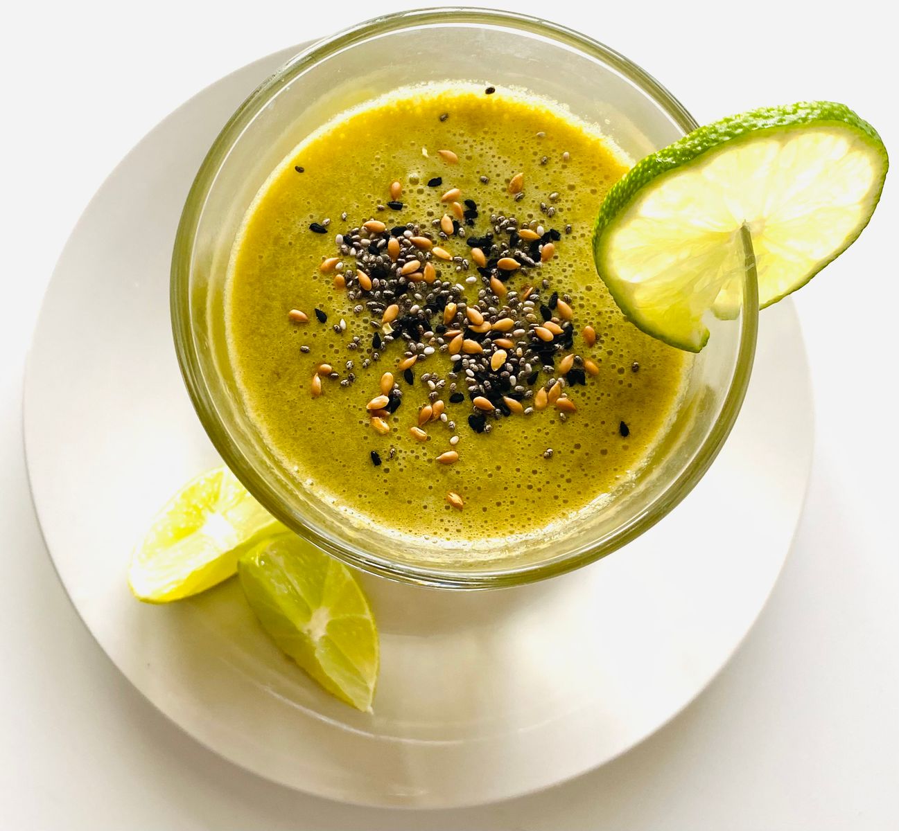 Smoothie vert servi avec des graines
