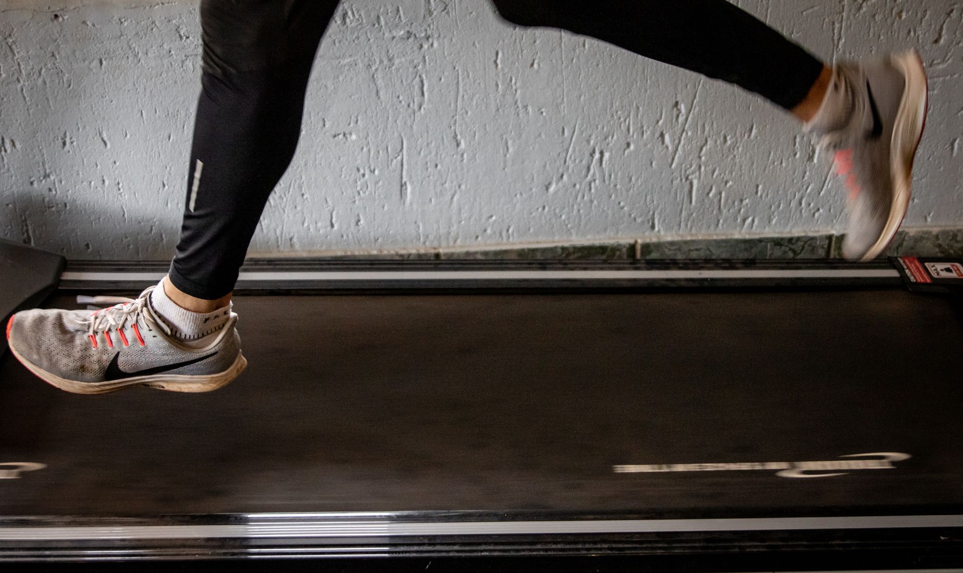 Jambes en plein effort sur un tapis de course