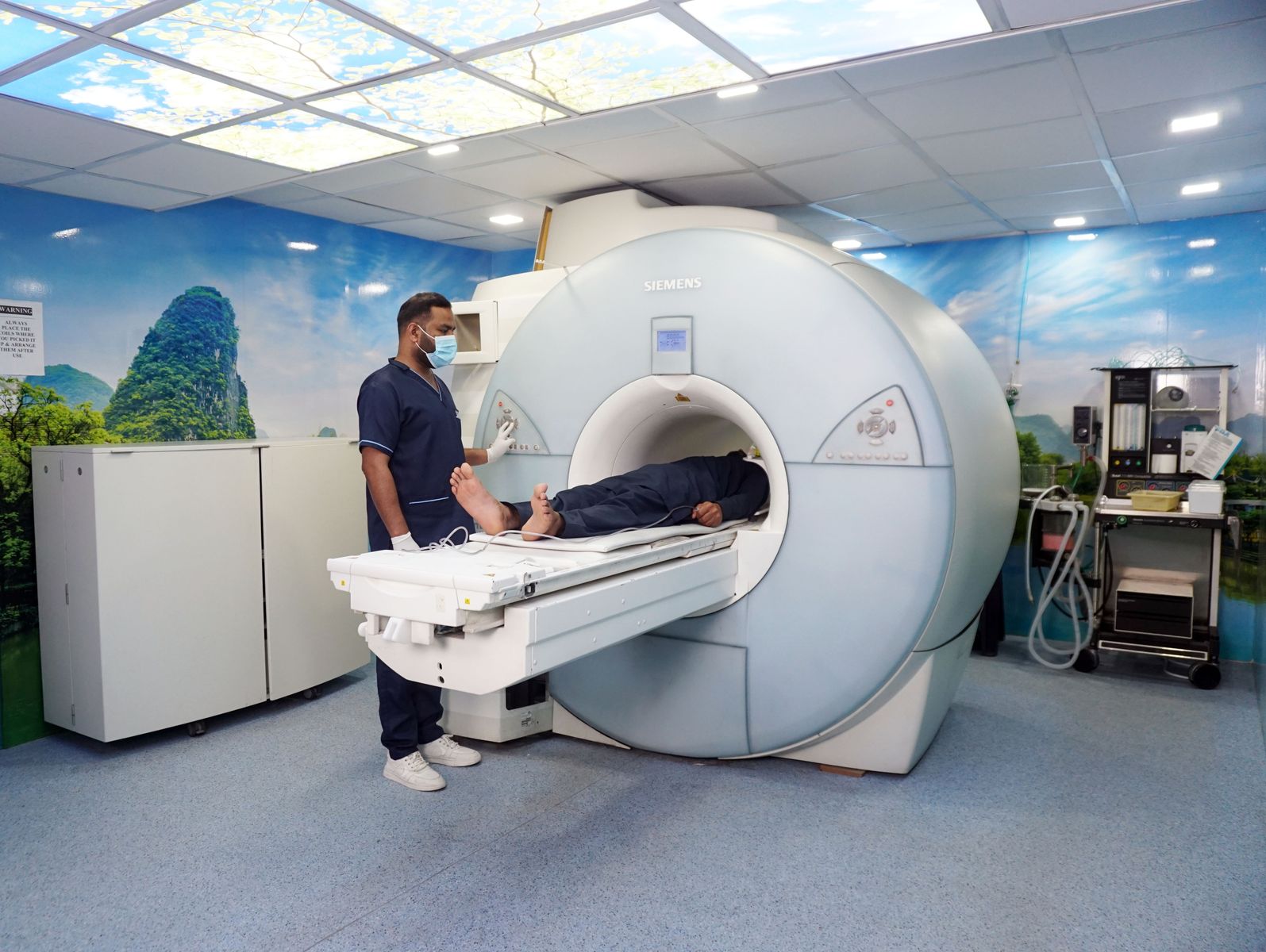 Technicien qui installe un patient dans l&rsquo;anneau du scanner