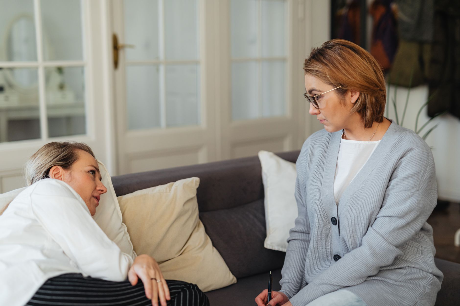 Psychologue à l'écoute d'un patient lors d'une séance de thérapie cognitivo-comportementale