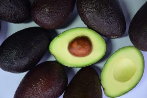 Avocats coupes en deux avec noyau apparent