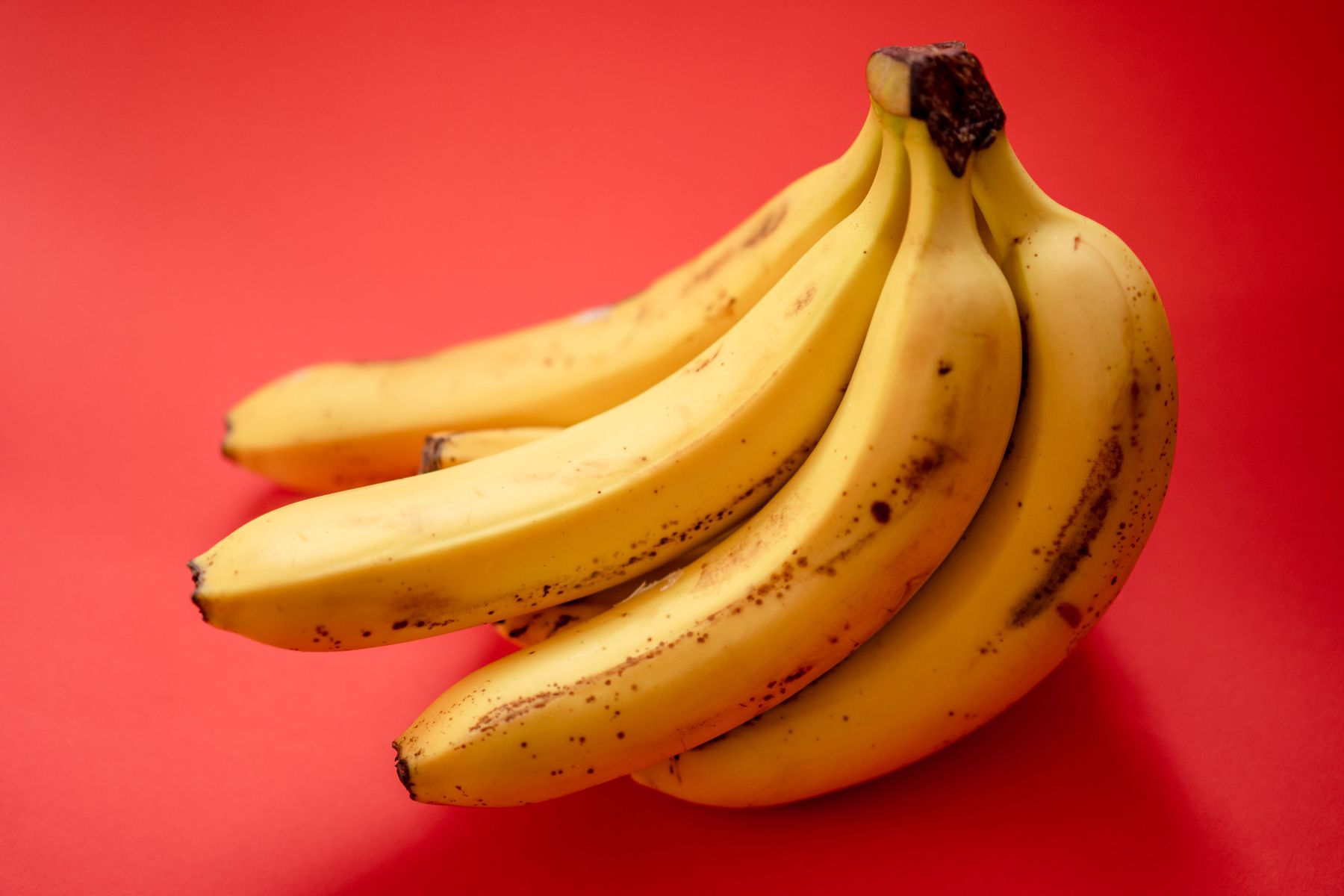 Banane fraîche sur fond rouge