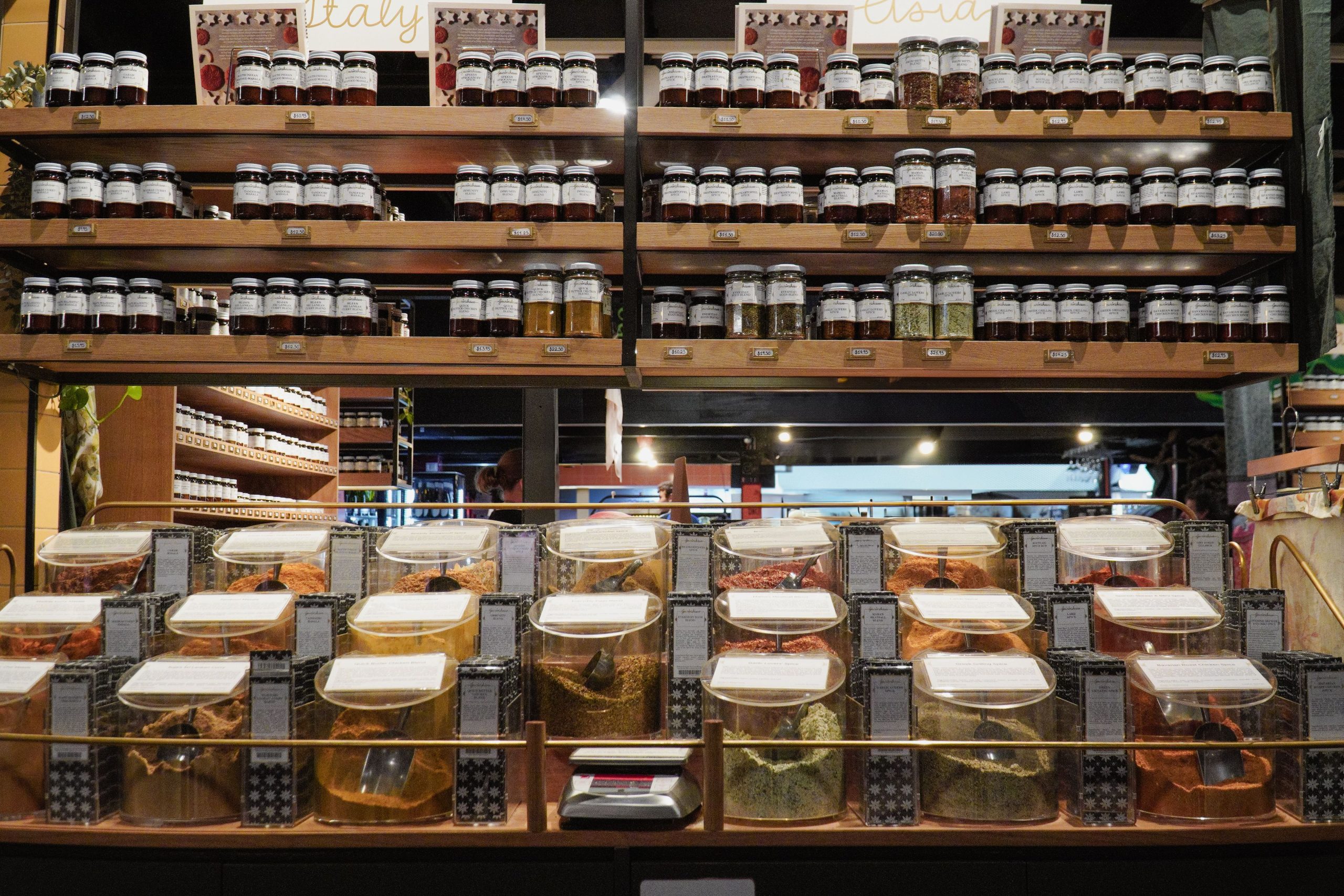 Bocaux d’épices variées sur un marché