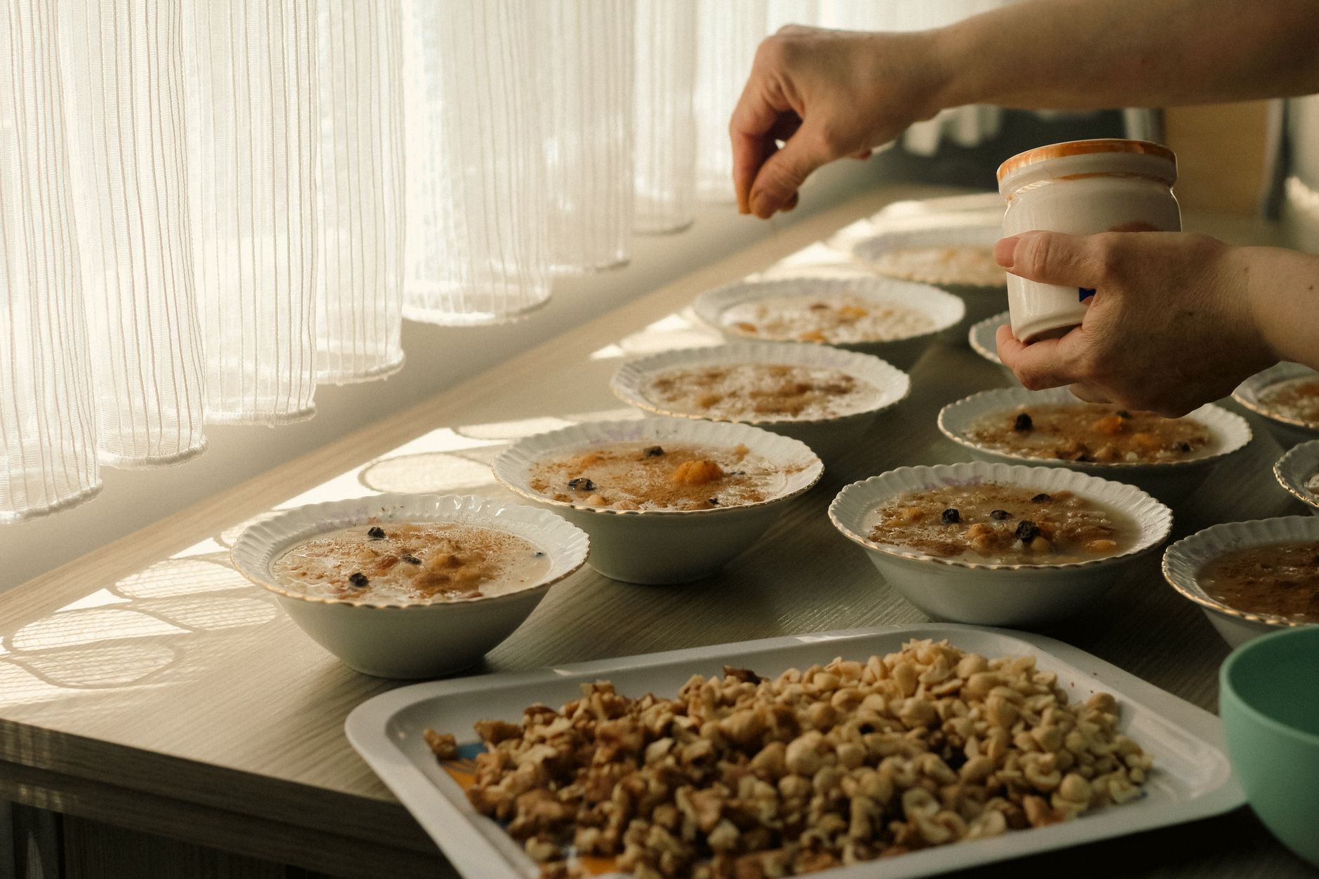 Bols de porridge garnis de fruits
