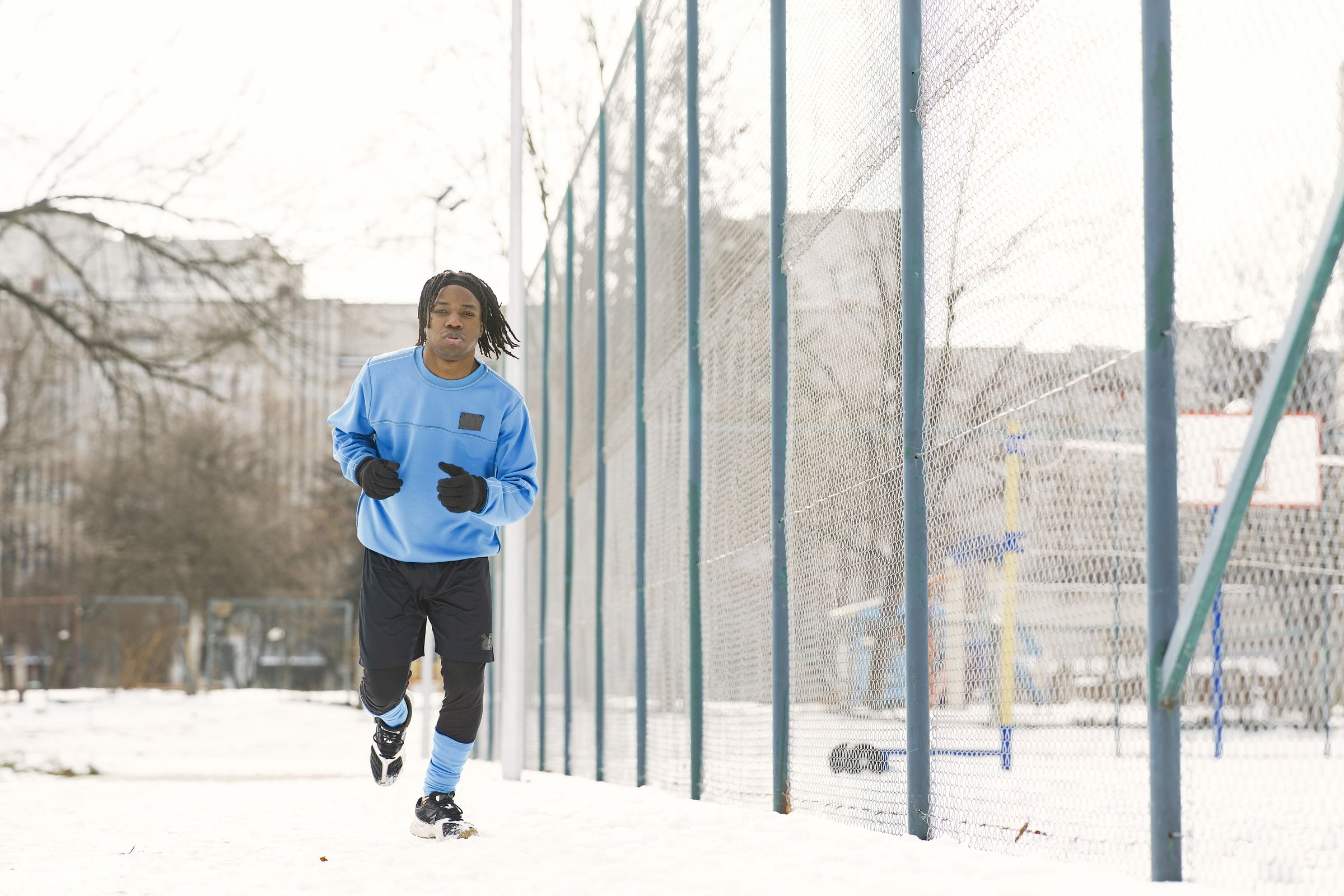 Coureur qui progresse sur un chemin enneigé