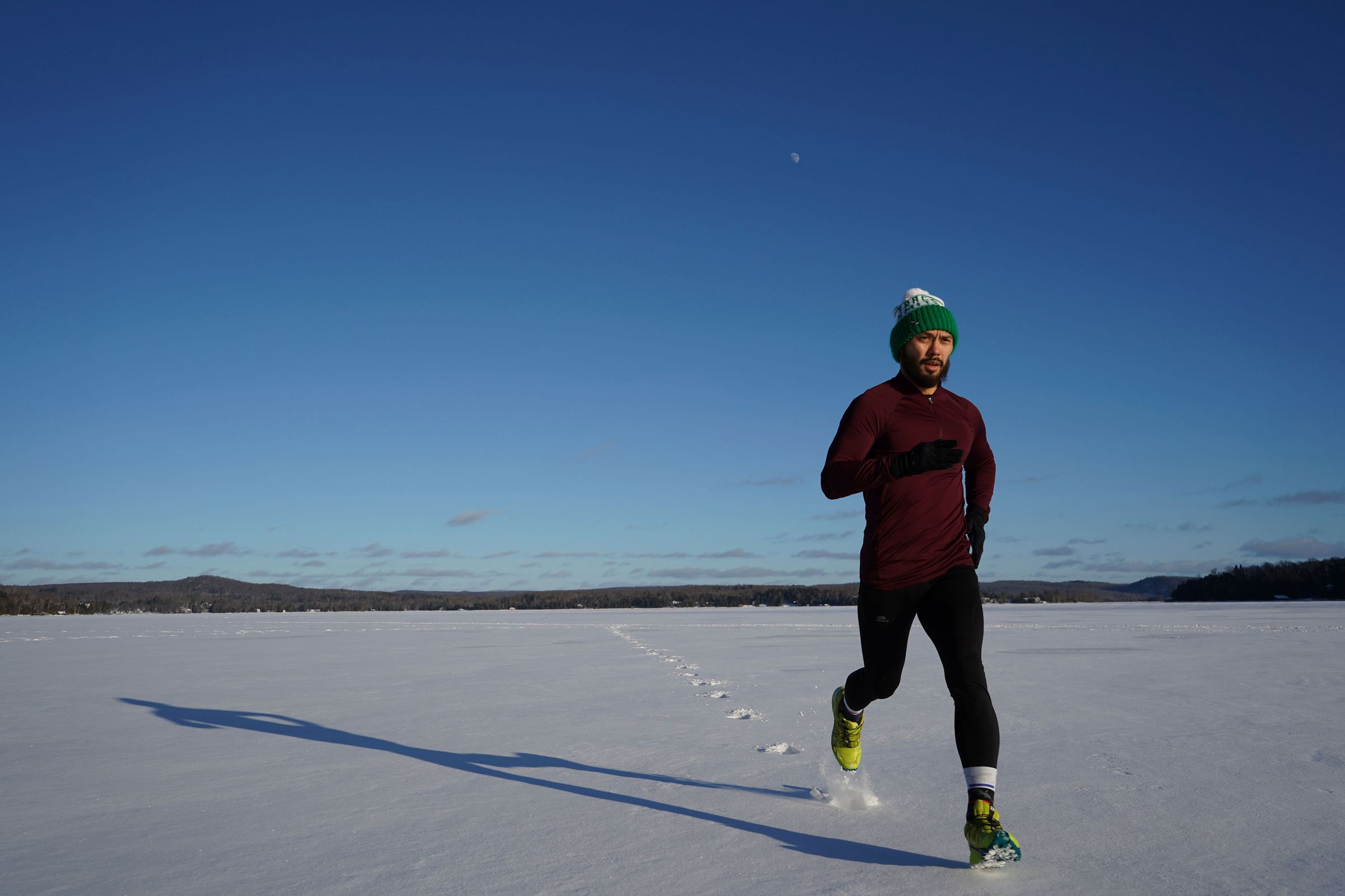 Course à pied sur terrain enneigé en hiver
