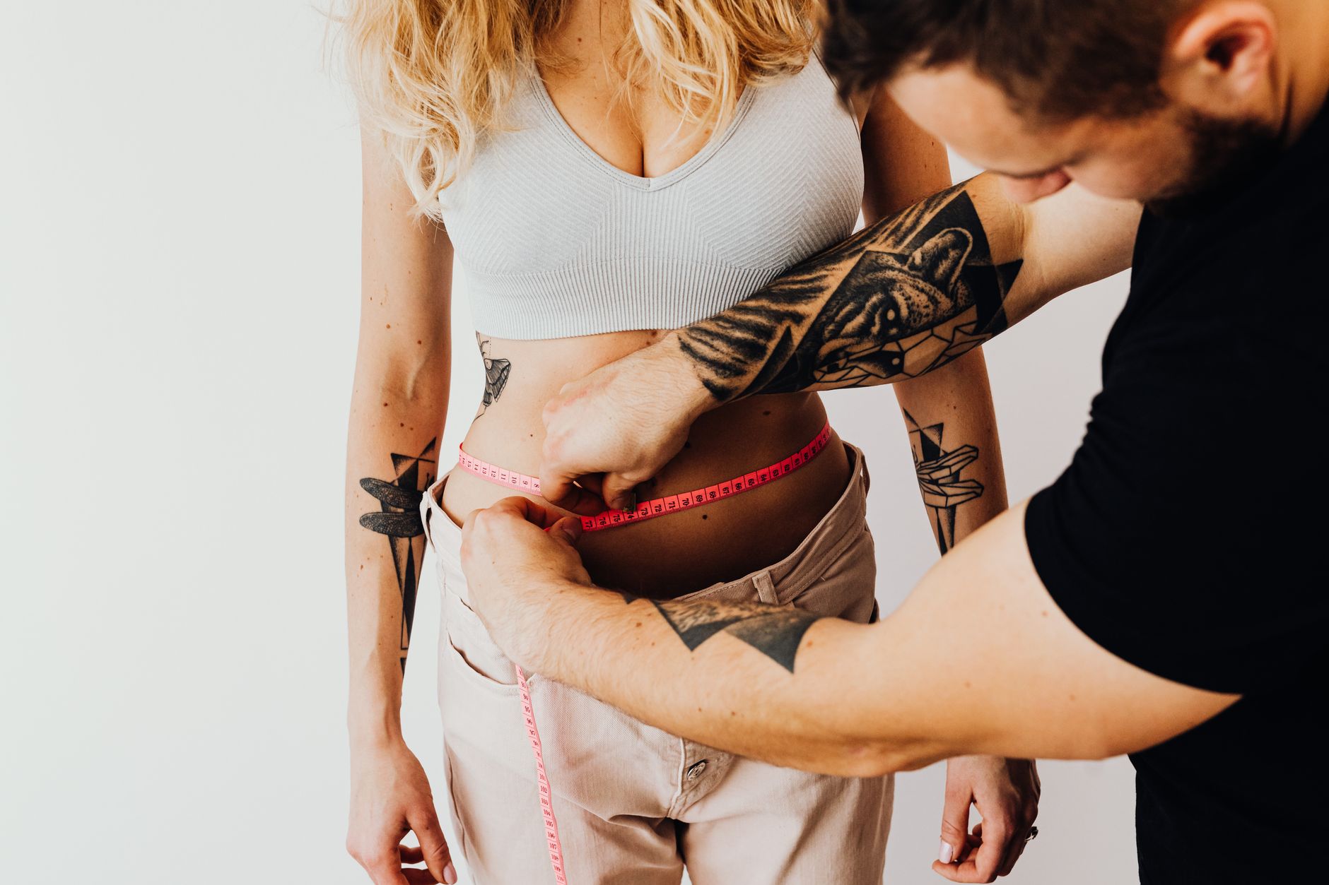 Duo mesurant le tour de taille pour suivre sa sante