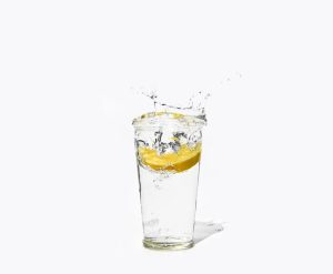 Verre d'eau citronnée pour s'hydrater