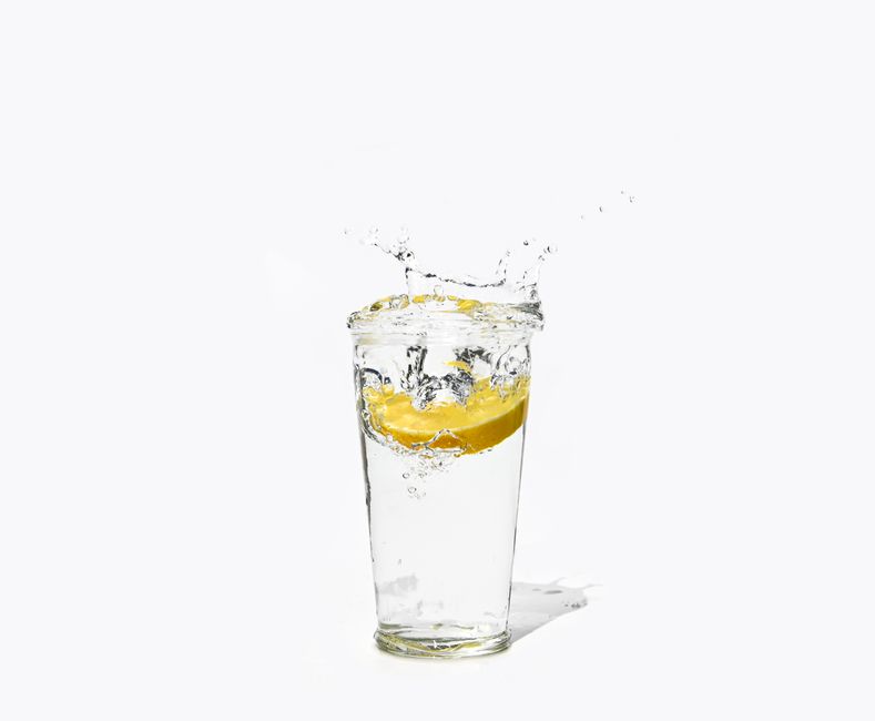 Verre d'eau citronnée pour s'hydrater
