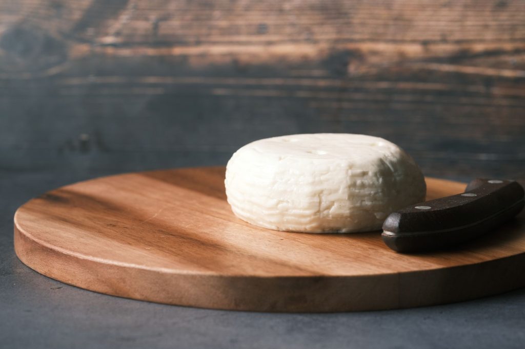 Meule de fromage sur planche en bois