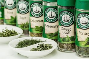 Herbes et épices séchées dans des bocaux