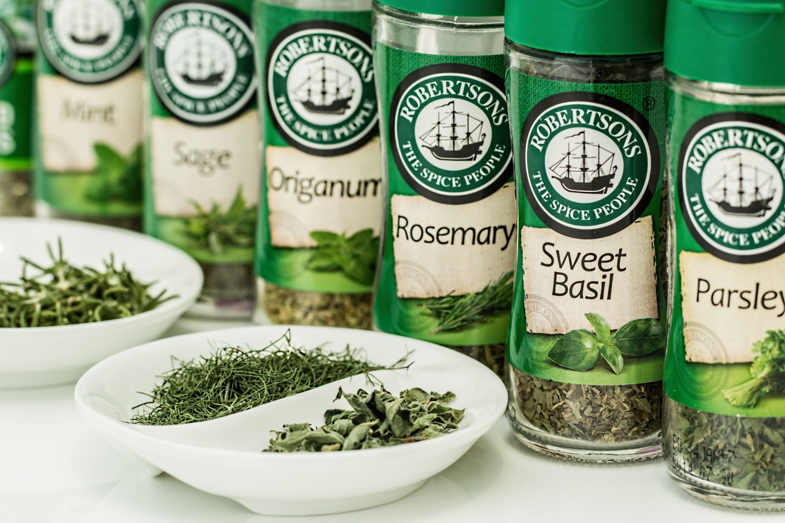 Herbes et épices séchées dans des bocaux